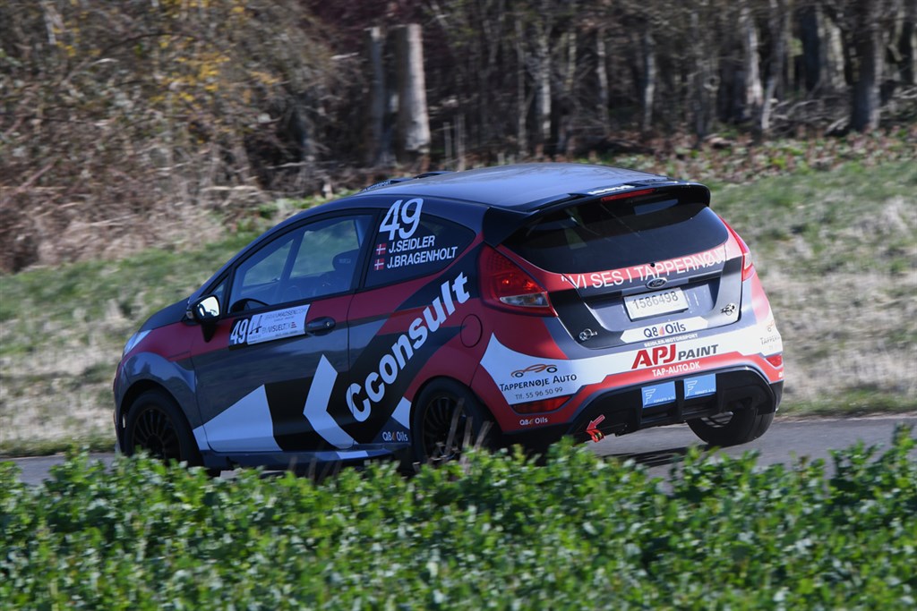 Joas Seidler og Johnni B. Christensen fortsatte for i det mindste at gennemføre, og er her i et sving på den femte af dagens 10 rallyprøver.
(Foto: Morten Dam/specialpressen@gmail.com)